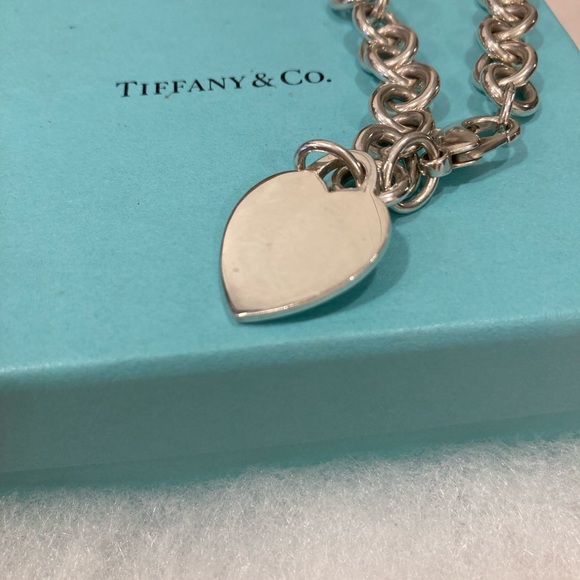 Authenticated Tiffany & Co. thick sterling silver chain bracelet heart charm - Picture 6 of 10